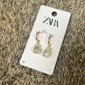 NWT Zara Pearl Flower Hanging Drop Earrings Size Medium
